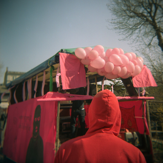 Cagoule rouge sur ballons roses